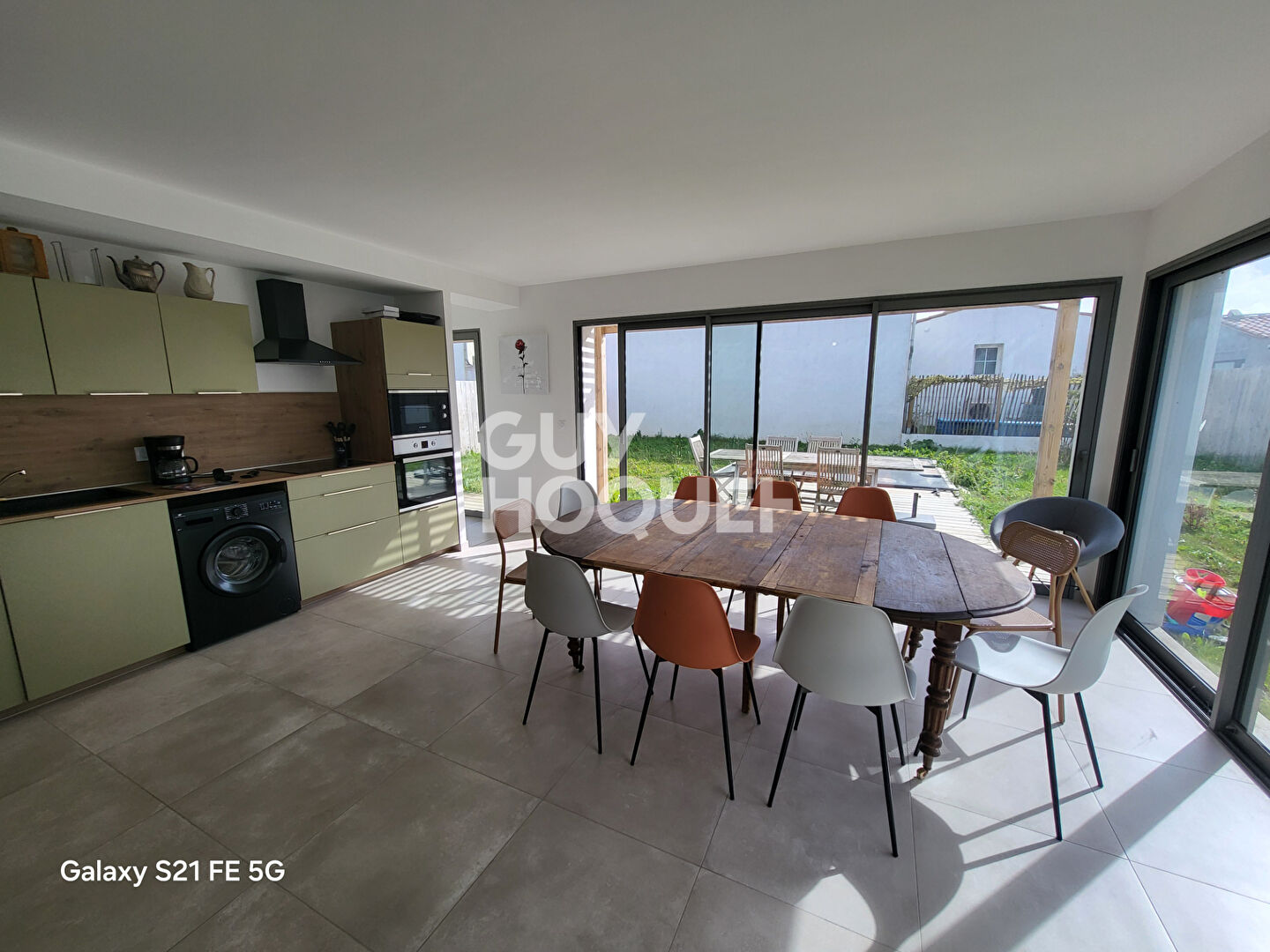 Maison neuve 5 pièces avec piscine à vendre pas loin de centre-ville