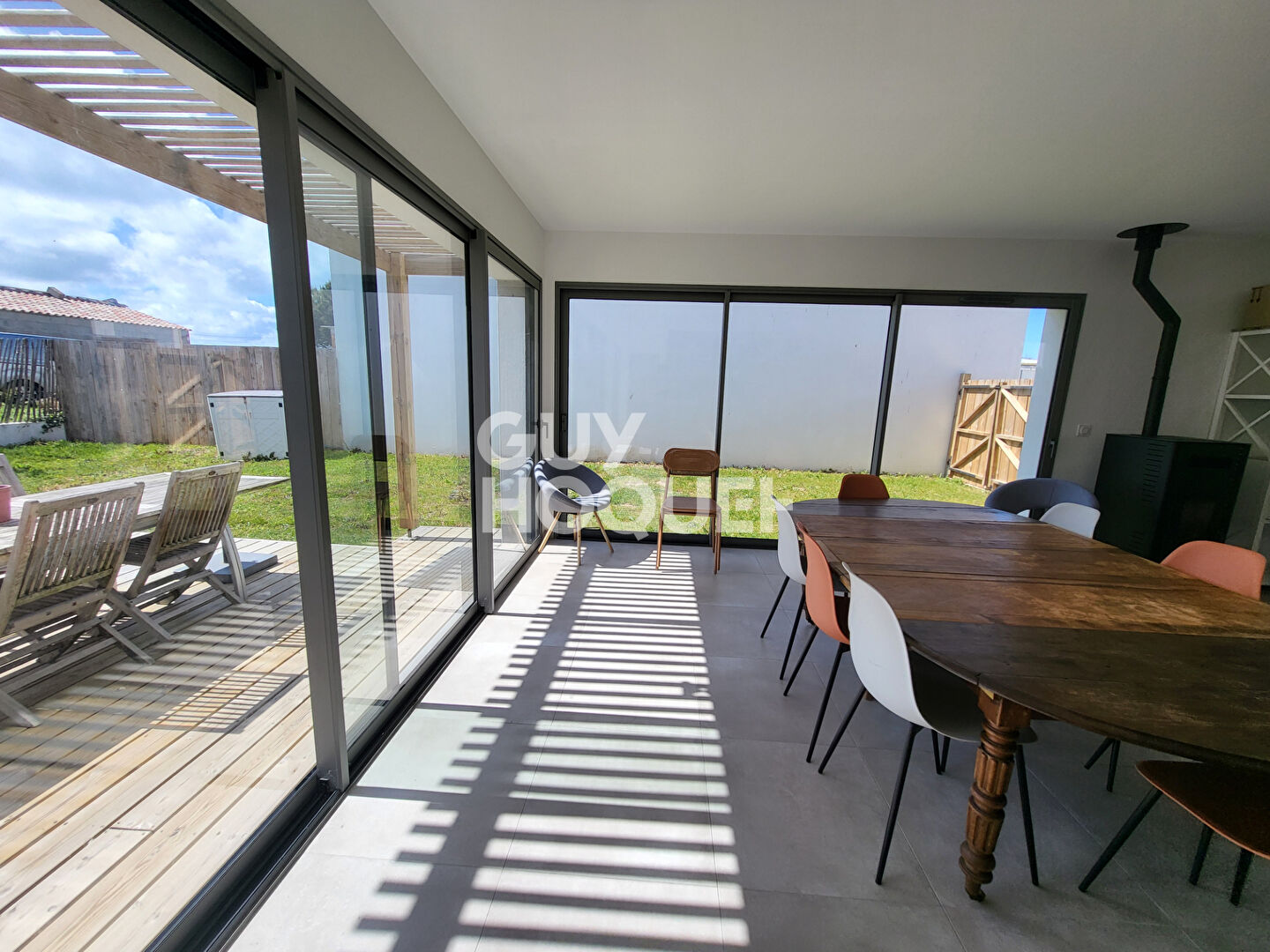 Maison neuve 5 pièces avec piscine à vendre pas loin de centre-ville