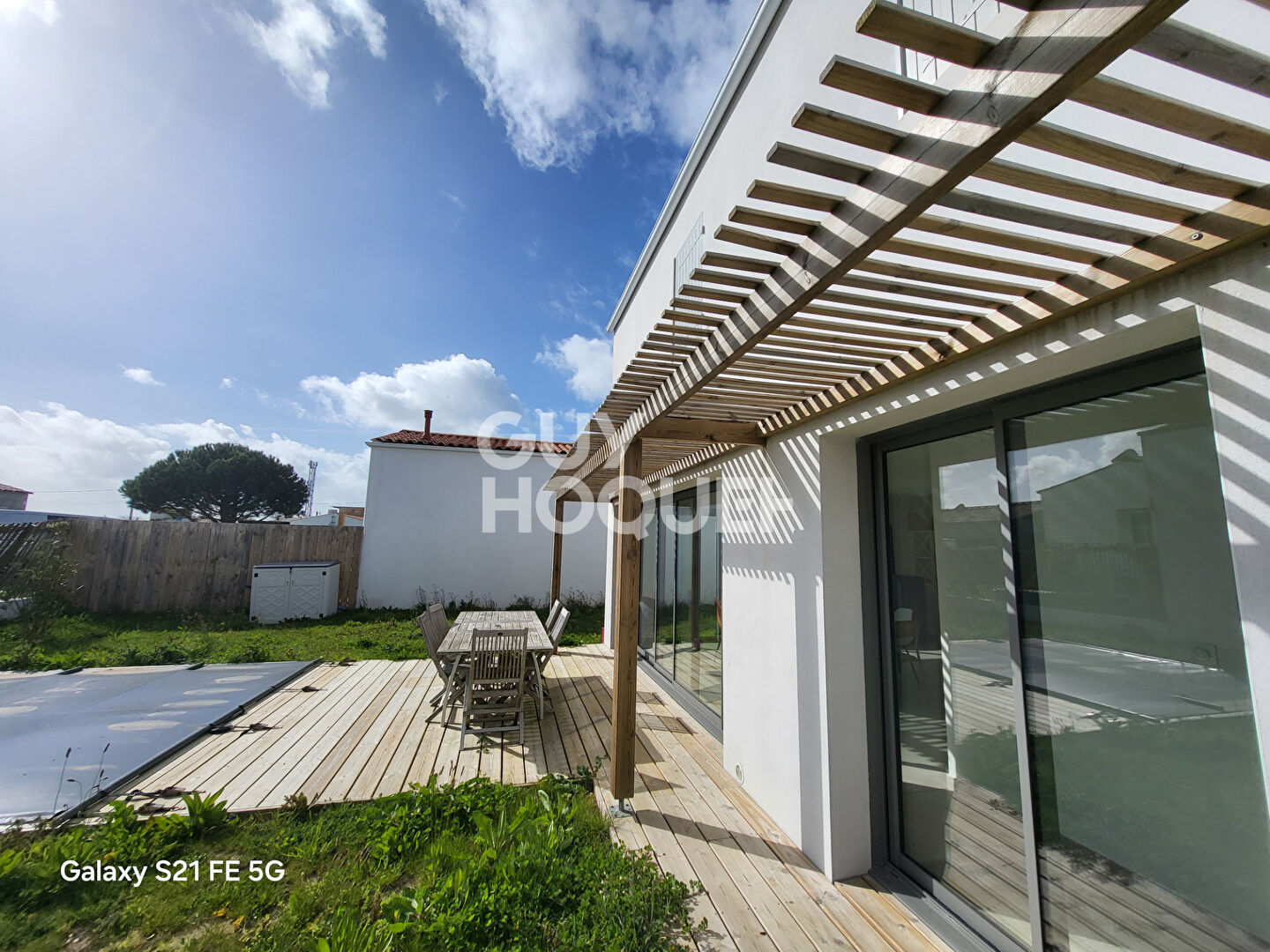 Maison neuve 5 pièces avec piscine à vendre pas loin de centre-ville