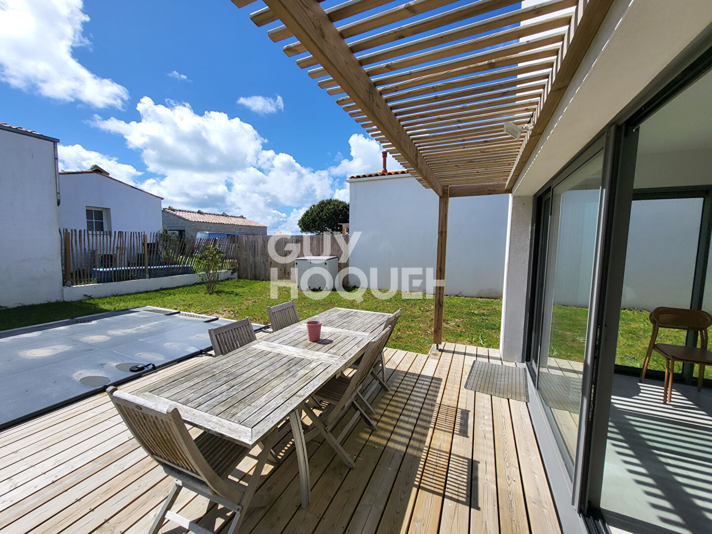 Maison neuve 5 pièces avec piscine à vendre pas loin de centre-ville