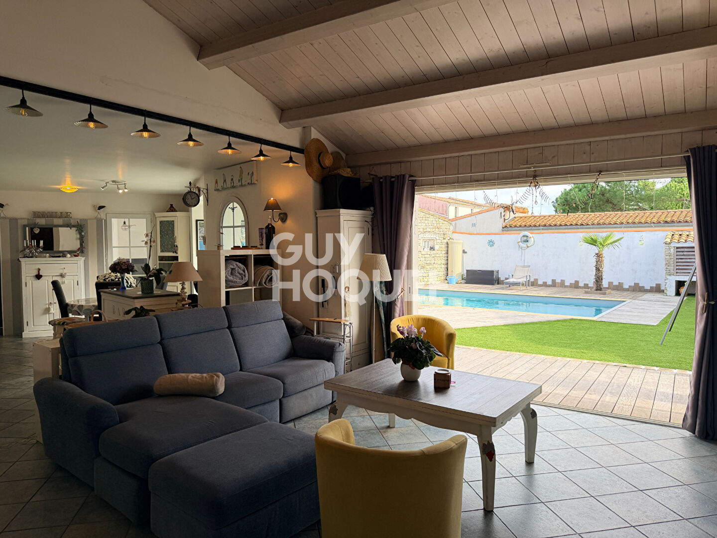 Maison spacieuse à vendre à La Flotte - 5 chambres et jardin!