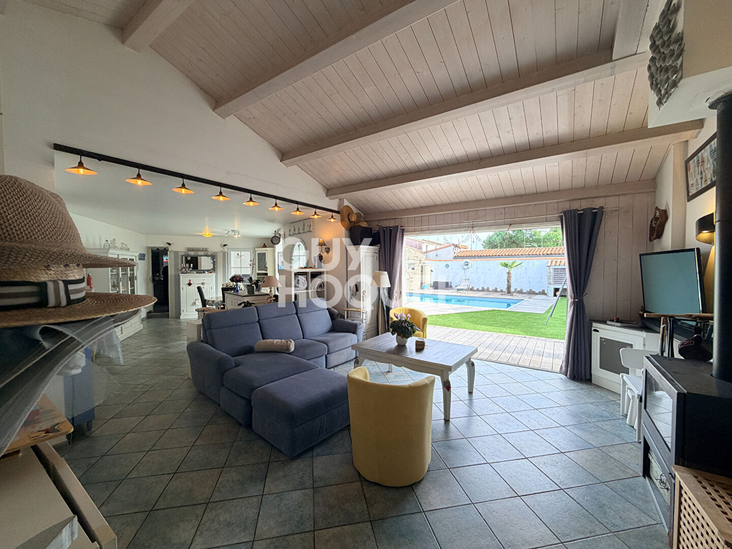 Maison spacieuse à vendre à La Flotte - 5 chambres et jardin!