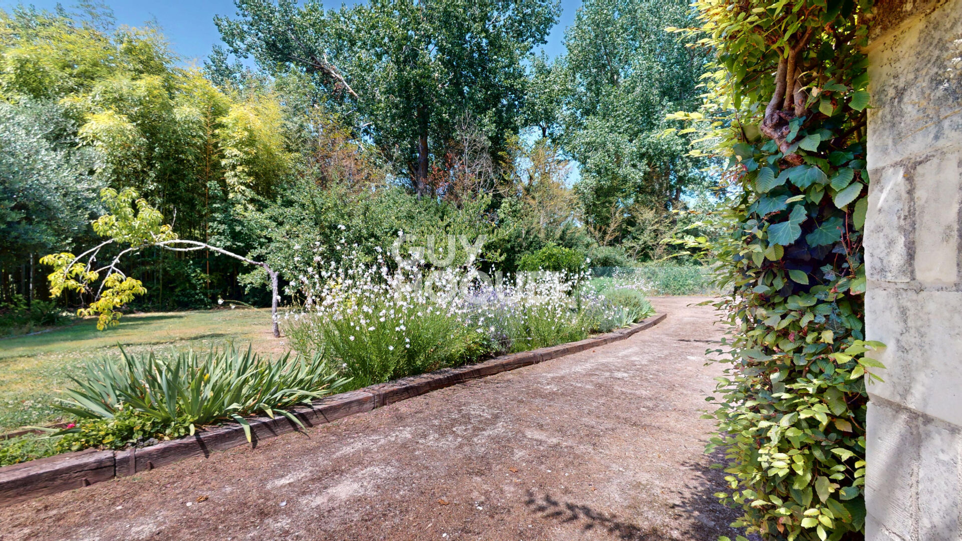 "Rivedoux-Plage : L'élégance en bord de mer, une demeure d'exception sur l'île de Ré"