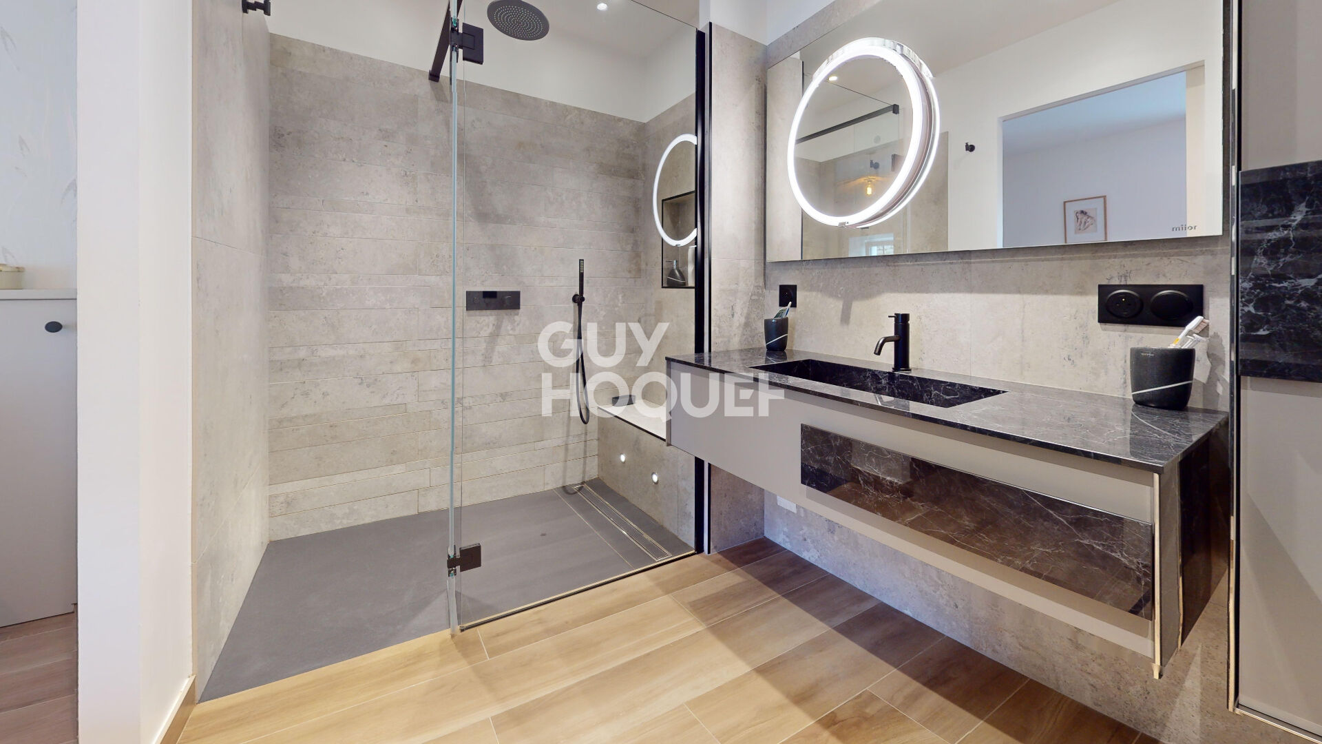 Adresse d'exception au coeur d'Ars, maison rénovée avec garage et cour intimiste