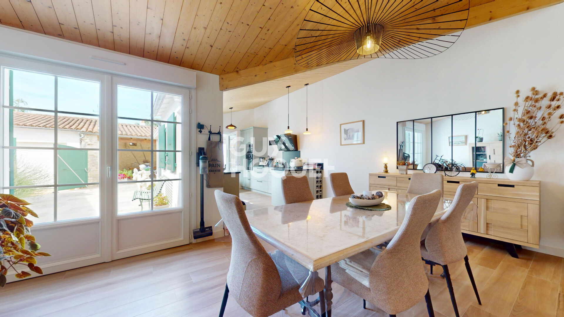 Adresse d'exception au coeur d'Ars, maison rénovée avec garage et cour intimiste