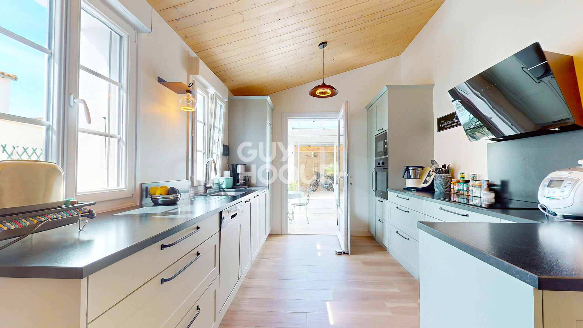 Adresse d'exception au coeur d'Ars, maison rénovée avec garage et cour intimiste