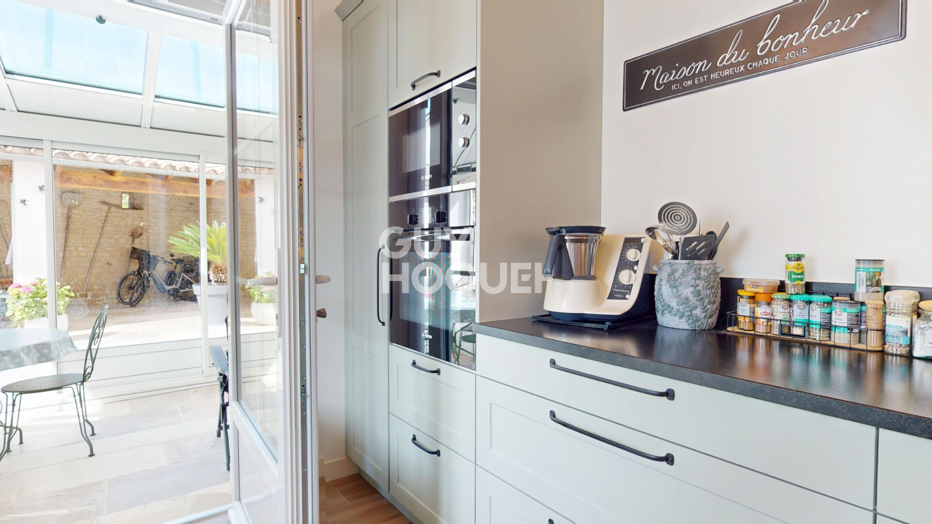 Adresse d'exception au coeur d'Ars, maison rénovée avec garage et cour intimiste