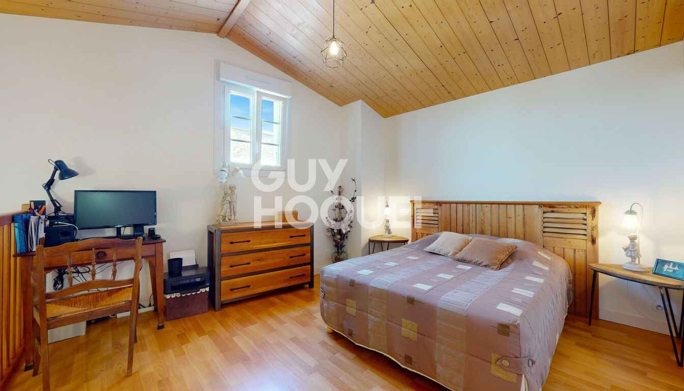 Adresse d'exception au coeur d'Ars, maison rénovée avec garage et cour intimiste