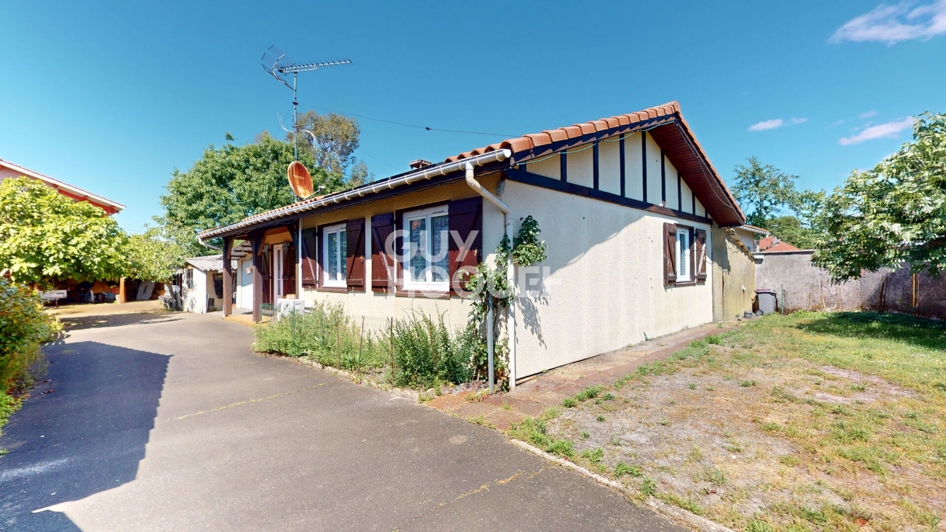Maison trois chambres avec garage et carport