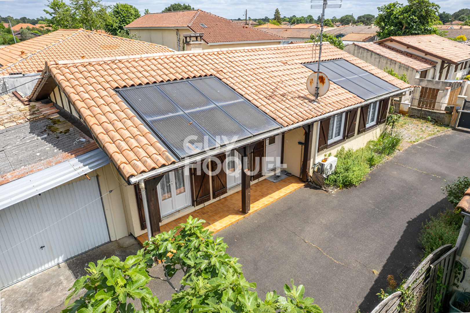 Maison trois chambres avec garage et carport