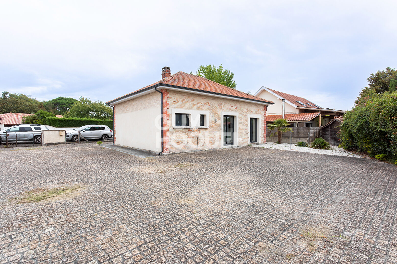 À  VENDRE ! LOCAL COMMERCIAL DE CHARME, IDÉALEMENT SITUÉ