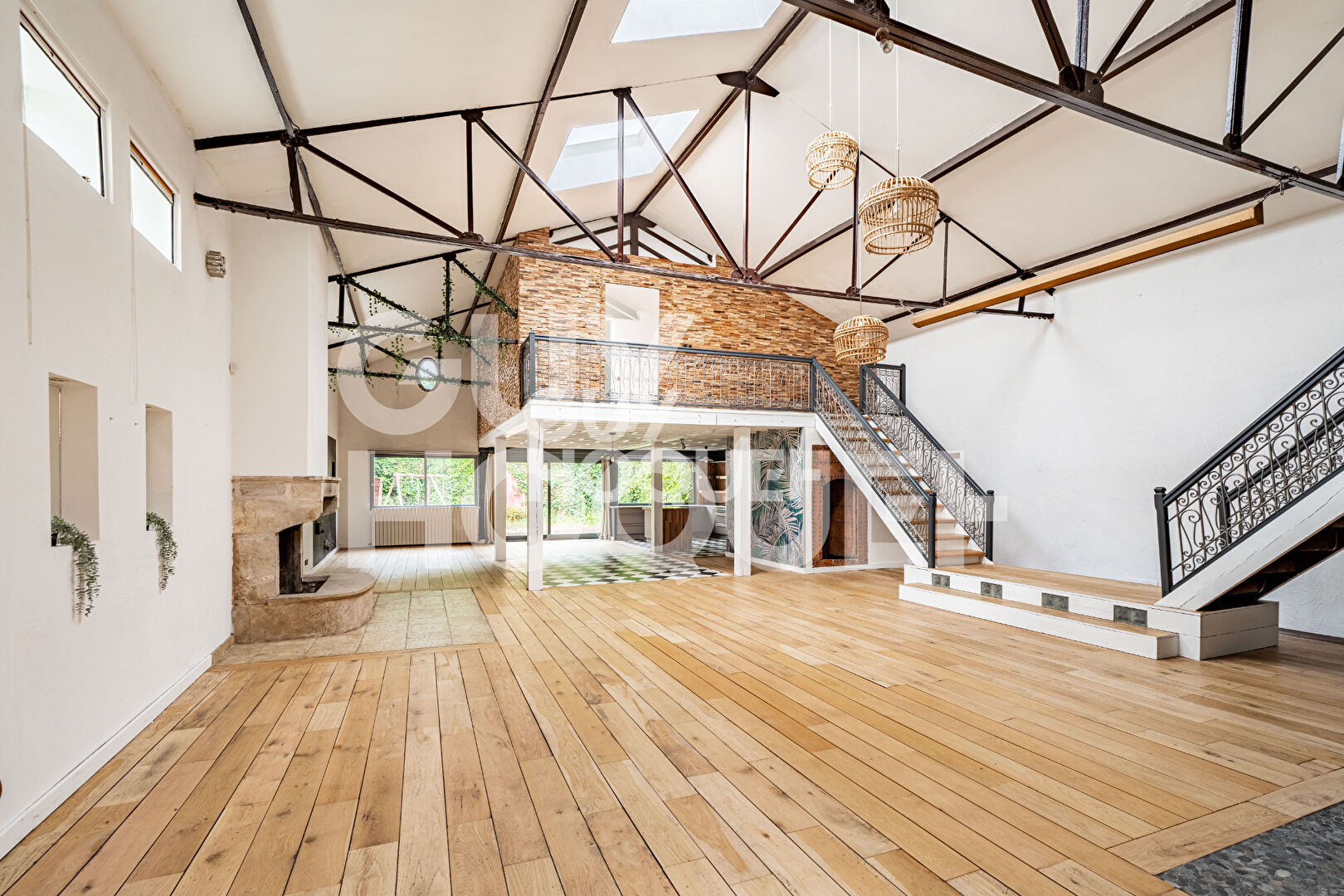 COLOMBES LES VALLÉES - LOFT 262M2 - COUR DE 90M2 et PARKING.