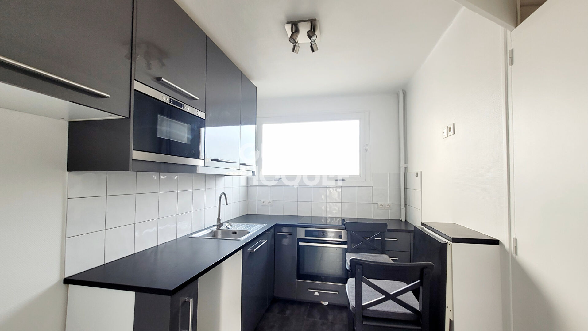 BOIS COLOMBES, MAIRIE/ 3 P. 57,50 m²  avec BALCON