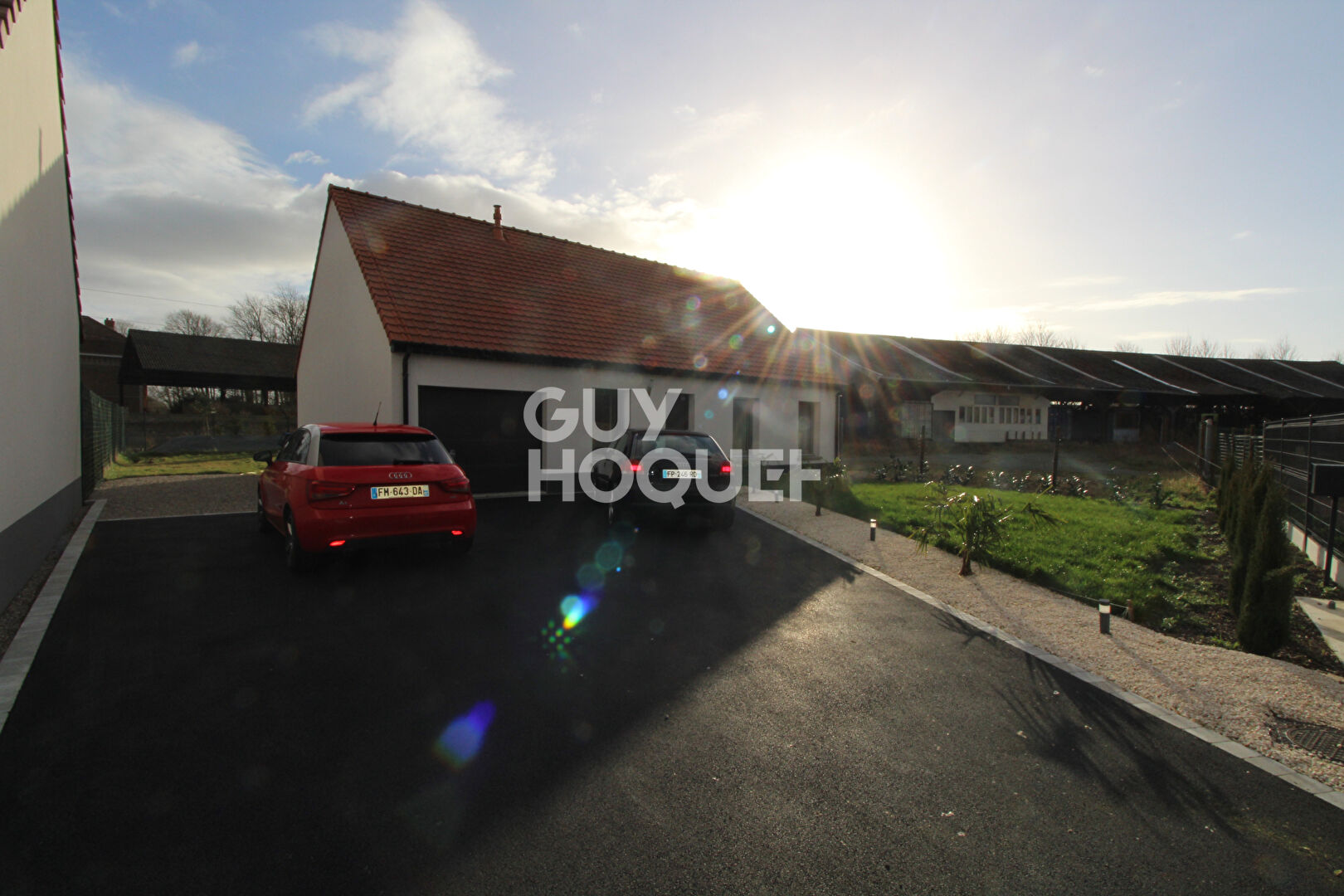 Maison individuelle de plain pied - 2 chambres - bureau - Jardin - Garage.