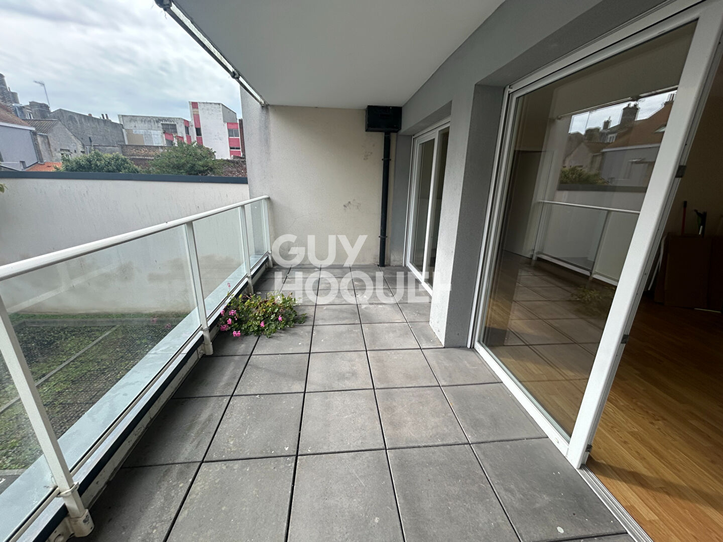A VENDRE - Appartement type 3 avec ascenseur - 2 chambres - Balcon - Place de parking privative couverte.