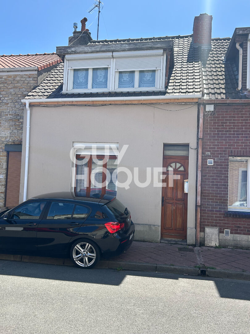 A VENDRE - Maison mitoyenne - 2 chambres - Cour - Garage.