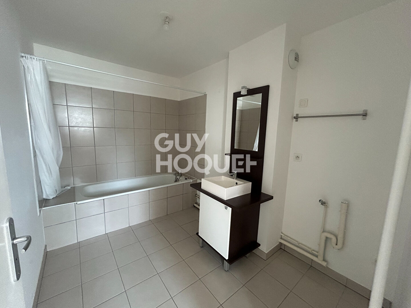 A VENDRE - Appartement type 3 avec ascenseur - 2 chambres - Balcon - Place de parking privative.