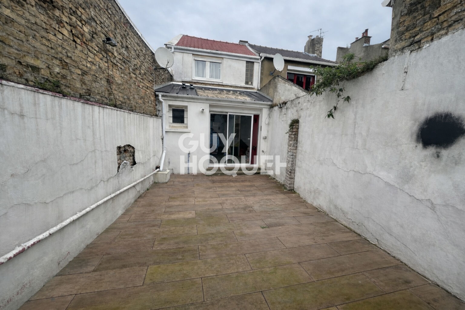 A VENDRE à CALAIS - Maison semi-mitoyenne - 2 chambres - Cour.