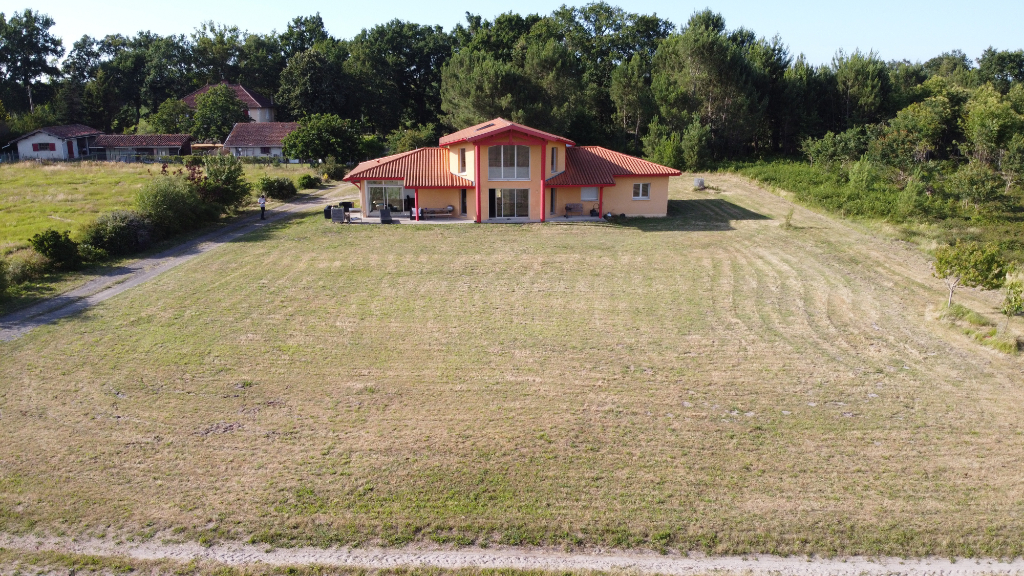 Vente d'une maison 6 pièces (210 m²) à SAINT JULIEN EN BORN Guy