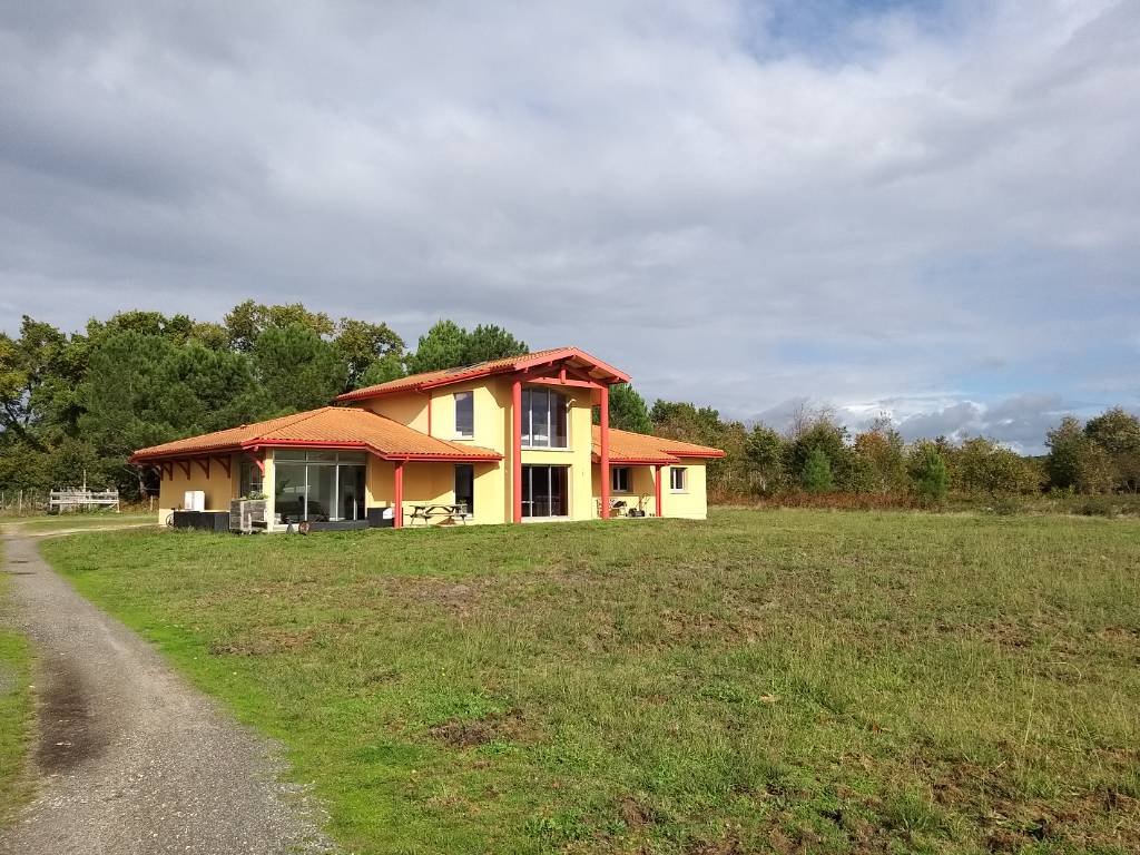 Vente d'une maison 6 pièces (210 m²) à SAINT JULIEN EN BORN Guy