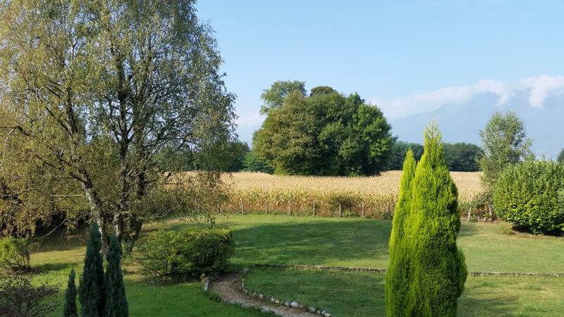 Chambery le vieux, limite Sonnaz. Beau terrain constructible plat de 972 m². Libre constructeur.