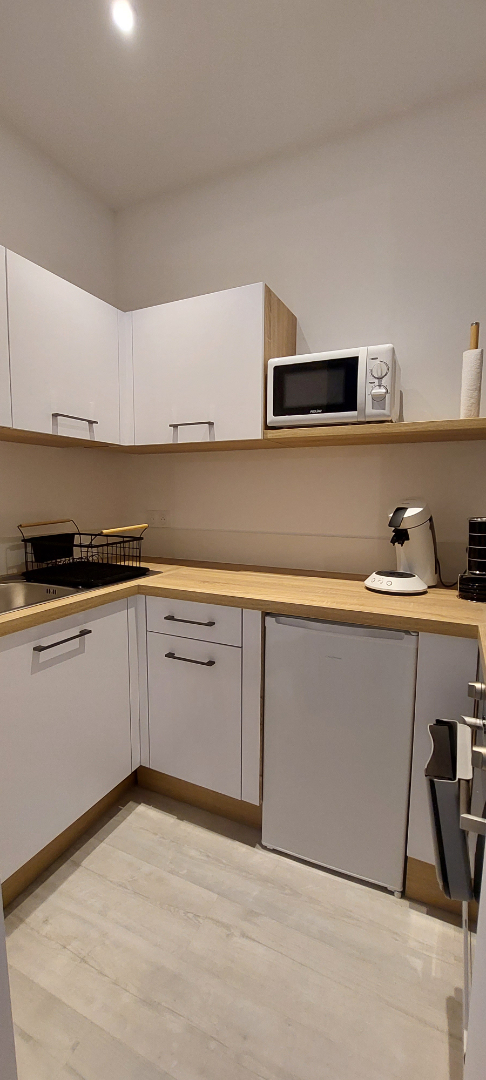 Grand studio T1 bis meublé avec coin cuisine et nuit séparé