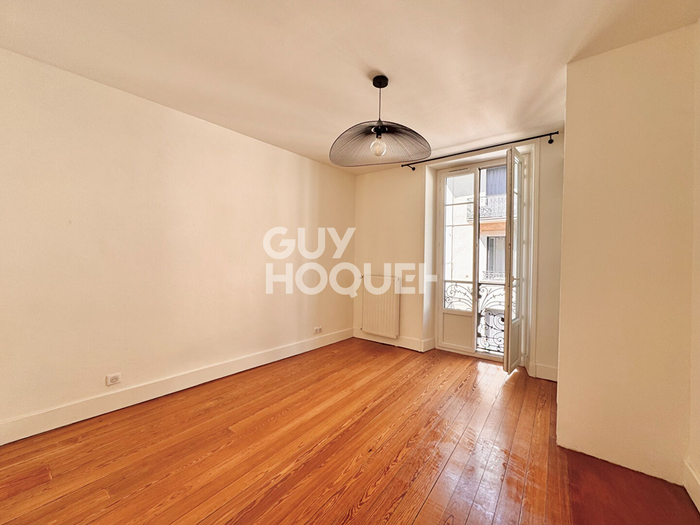 T2 53.81m² entièrement rénové centre ville AIX LES BAINS avec cour privative