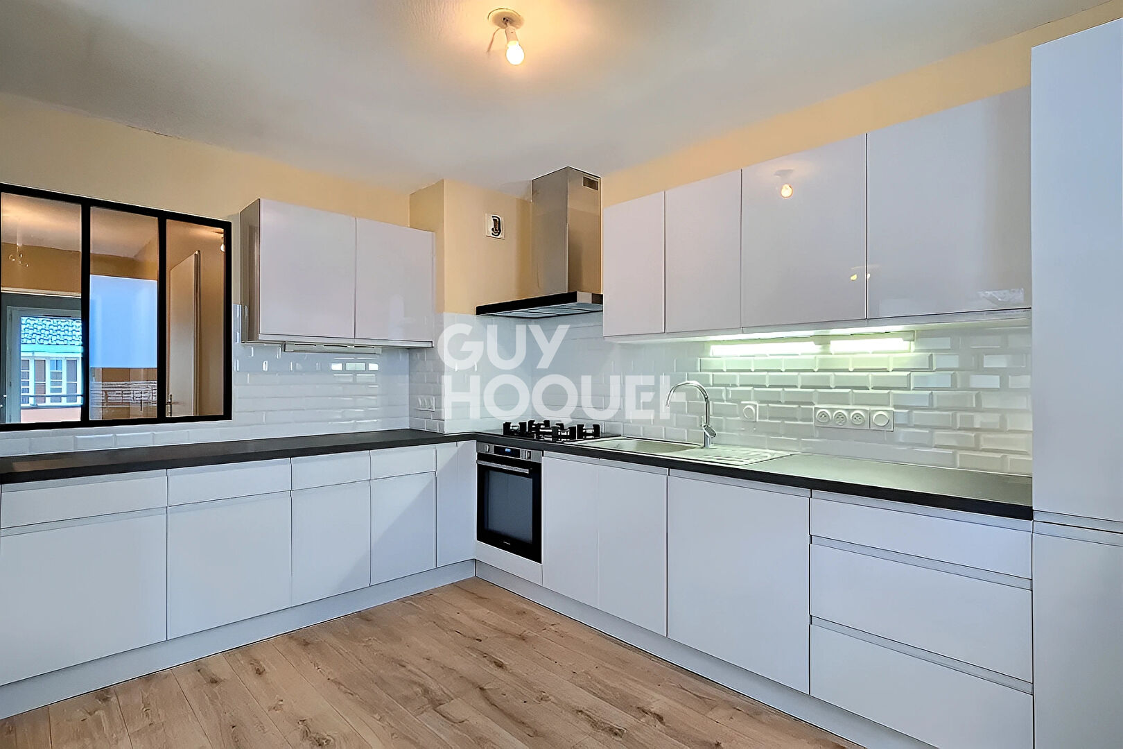 Chambéry - Rue Molière : T3 en dernier étage avec terrasse de 18 m² et balcon