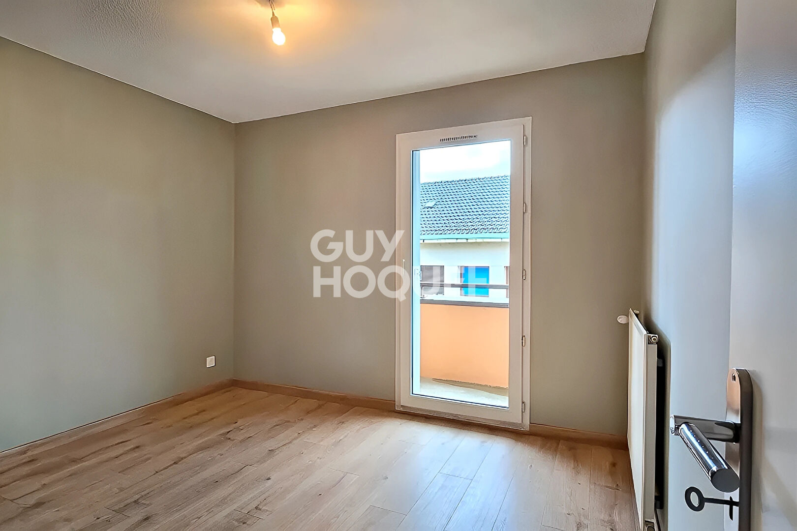 Chambéry - Rue Molière : T3 en dernier étage avec terrasse de 18 m² et balcon