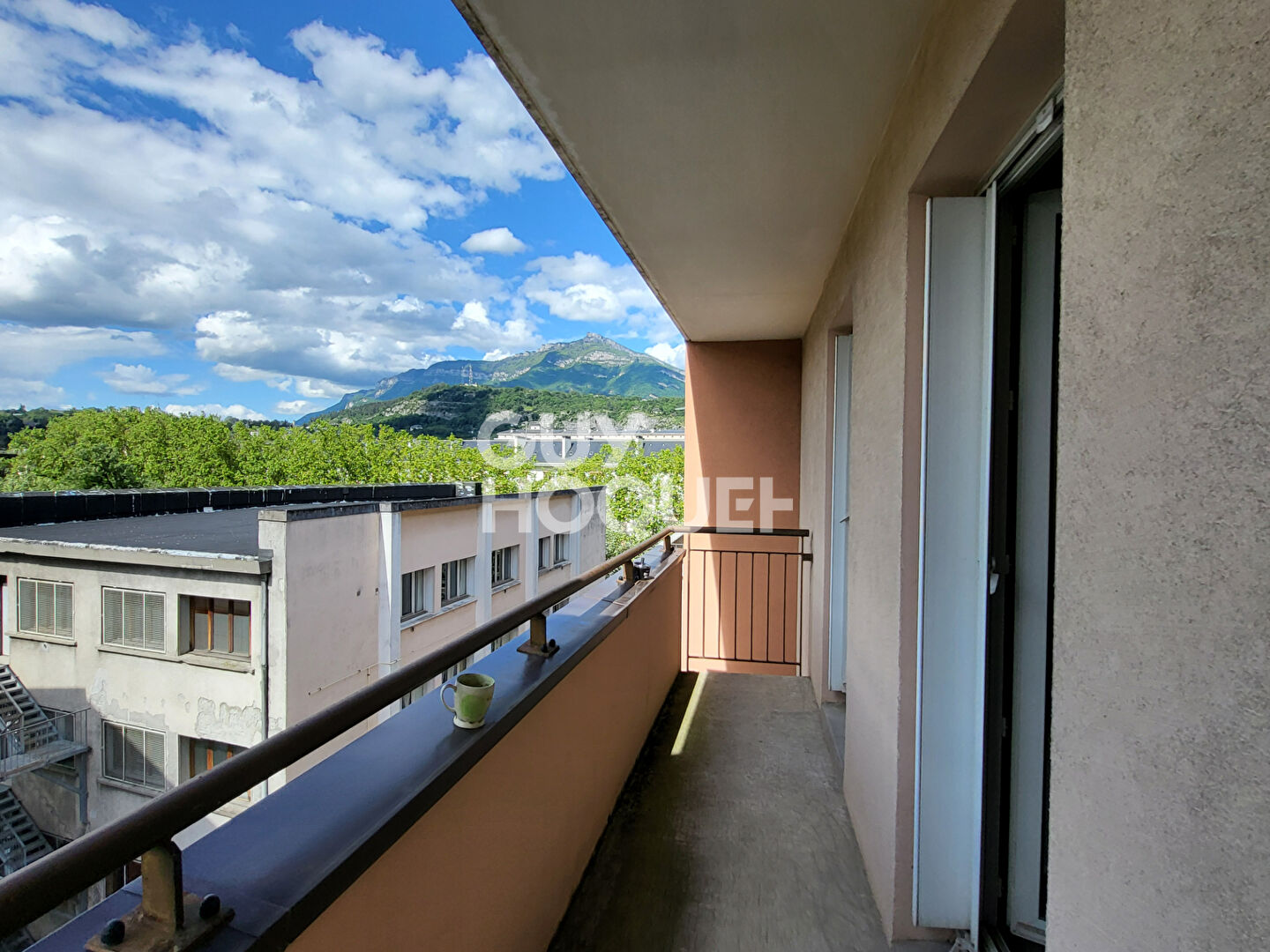 Chambéry - Rue Molière : T3 en dernier étage avec terrasse de 18 m² et balcon