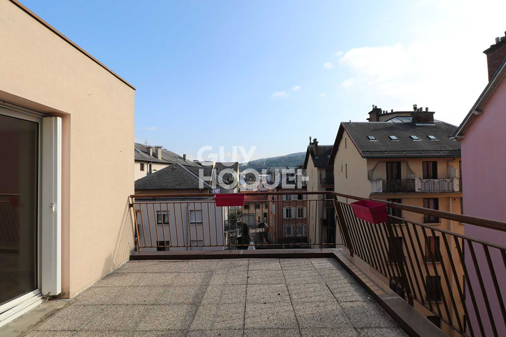 Chambéry - Rue Molière : T3 en dernier étage avec terrasse de 18 m² et balcon