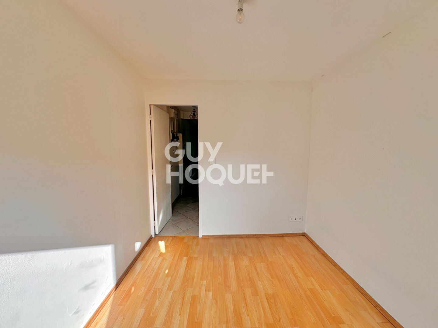 CENTRE VILLE - Appartement T3 dernier étage dans maison, garage, jardin