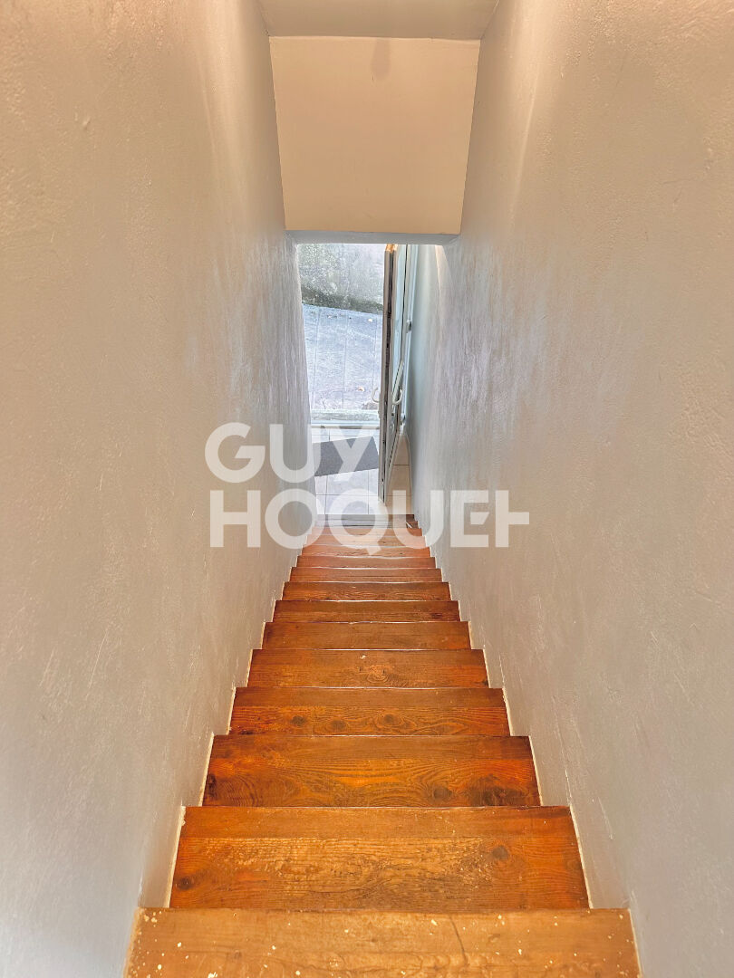 CENTRE VILLE - Appartement T3 dernier étage dans maison, garage, jardin