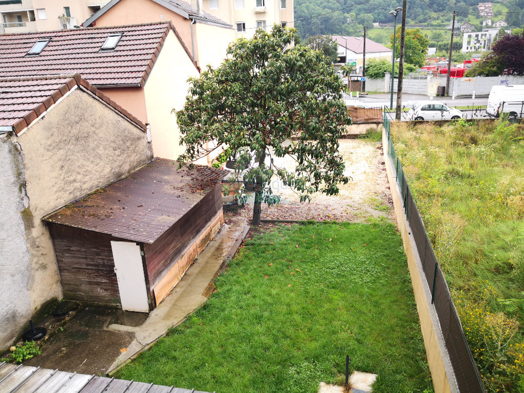 CENTRE VILLE - Appartement T3 dernier étage dans maison, garage, jardin