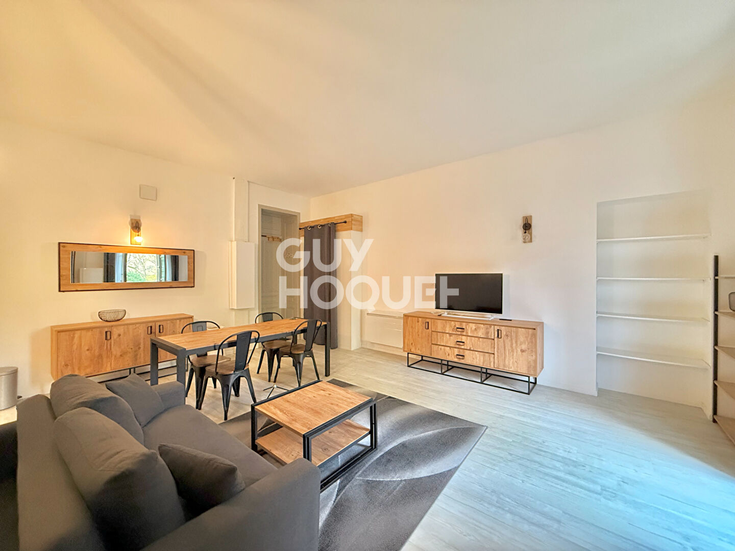 Grand studio T1 bis meublé avec coin cuisine et nuit séparé