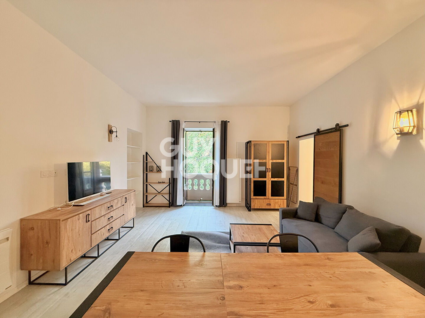 Grand studio T1 bis meublé avec coin cuisine et nuit séparé