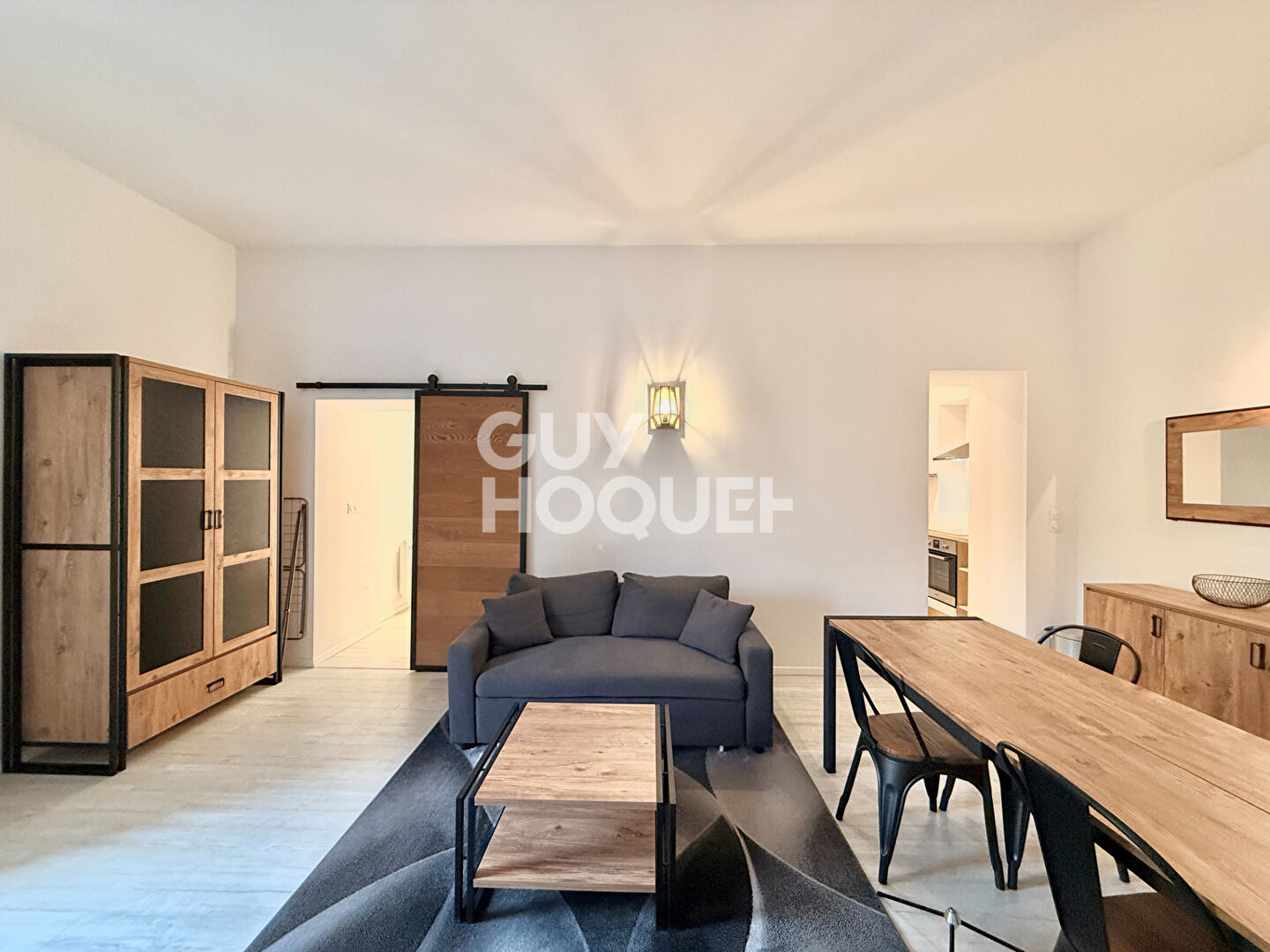 Grand studio T1 bis meublé avec coin cuisine et nuit séparé