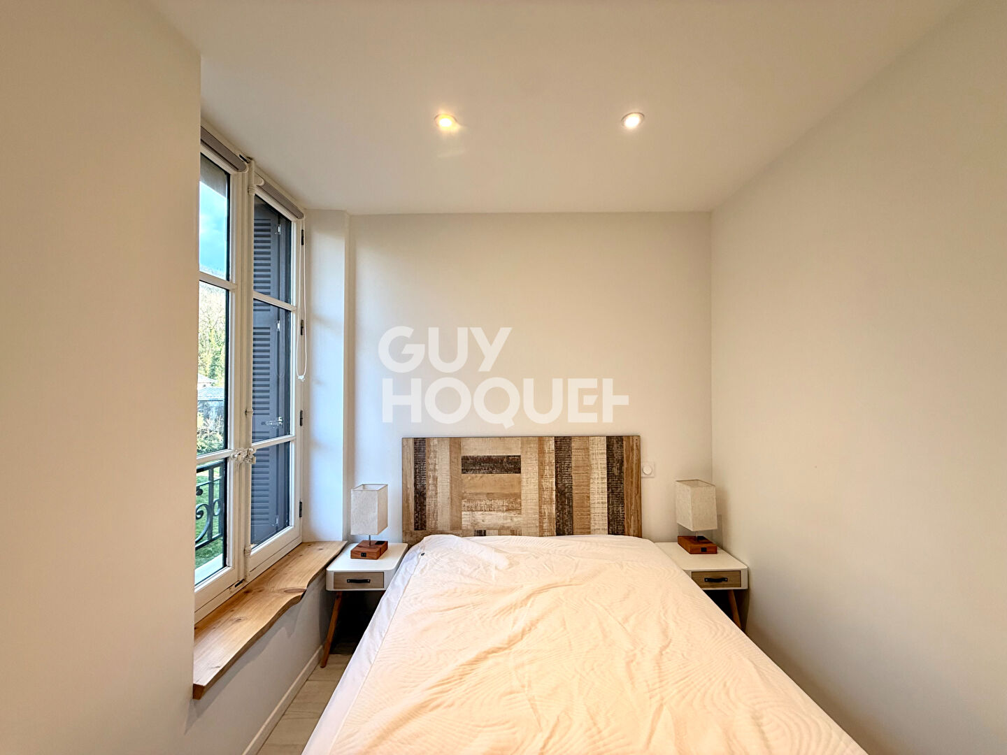 Grand studio T1 bis meublé avec coin cuisine et nuit séparé