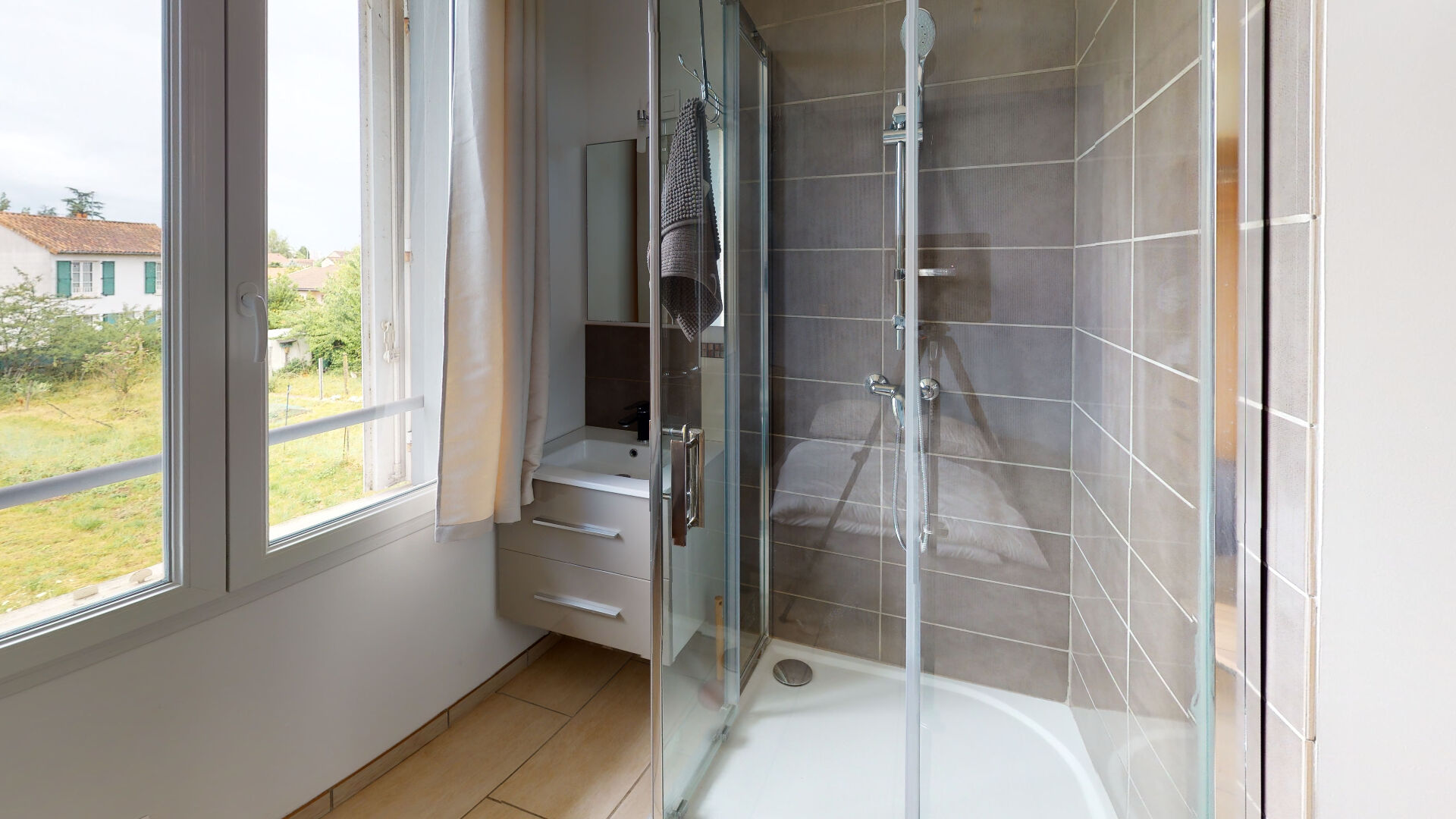 chambre avec douche privative dans Maison Poitiers 4 pièces en colocation