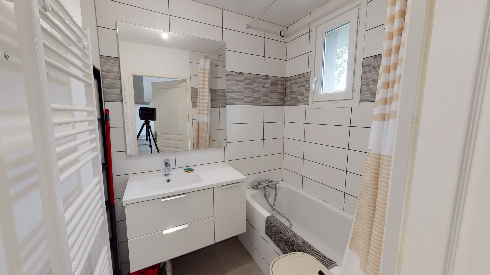 chambre avec douche privative dans Maison Poitiers 4 pièces en colocation