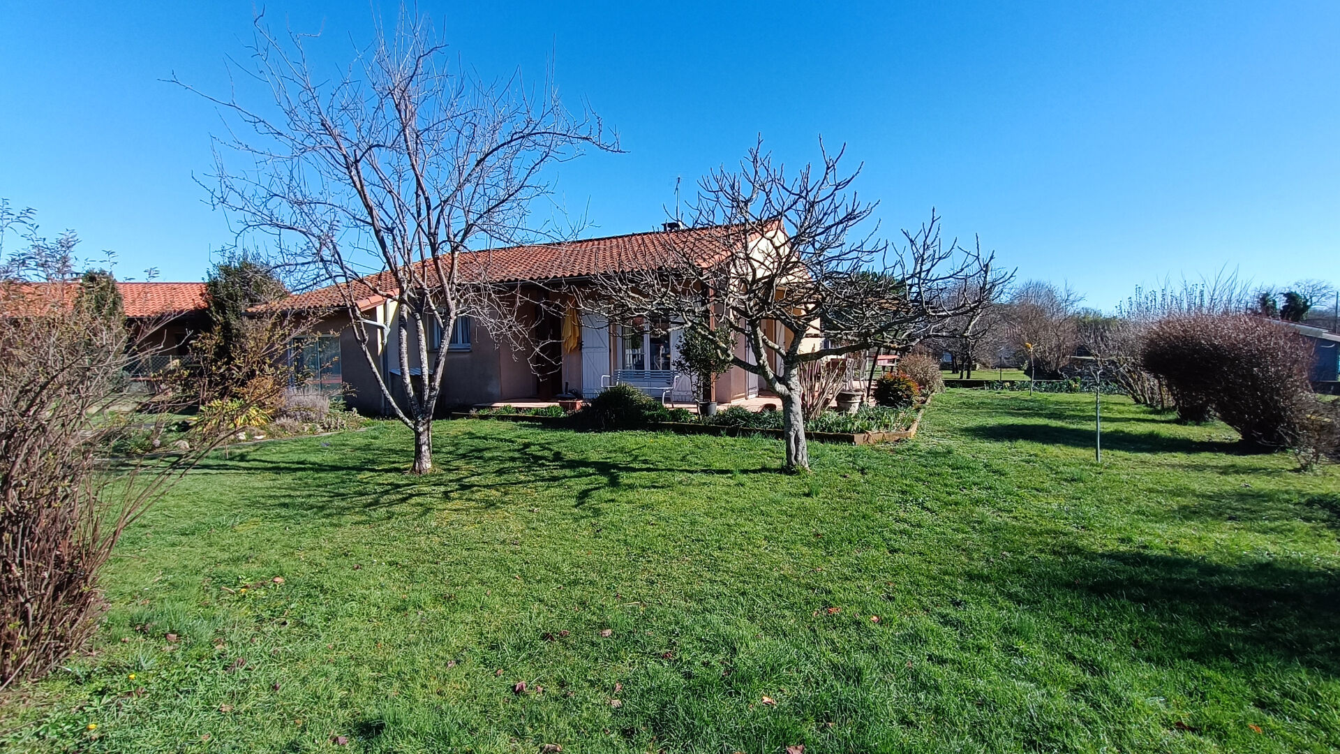 Villa plain-pied avec jardin