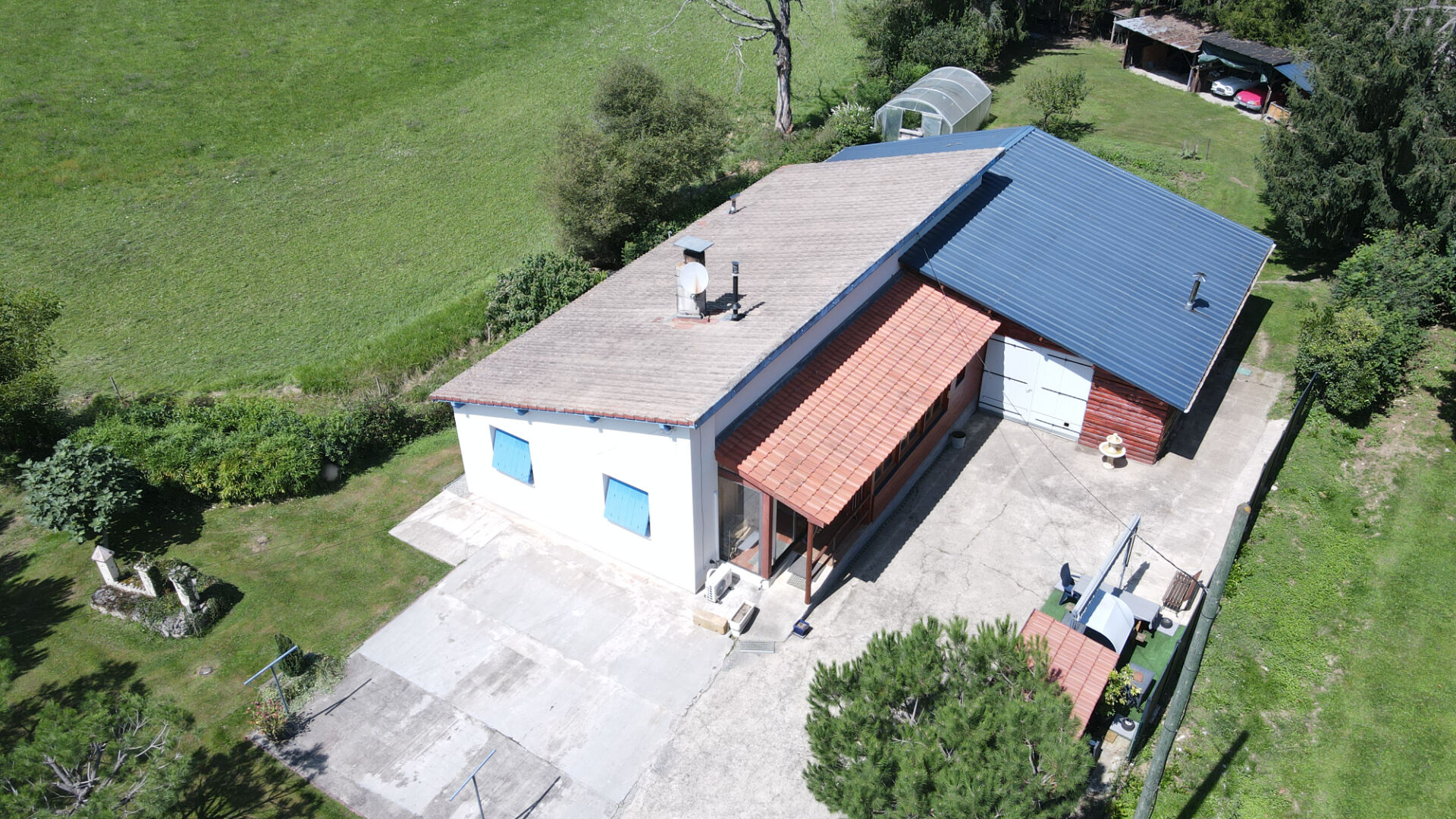 Maison avec très grand garage