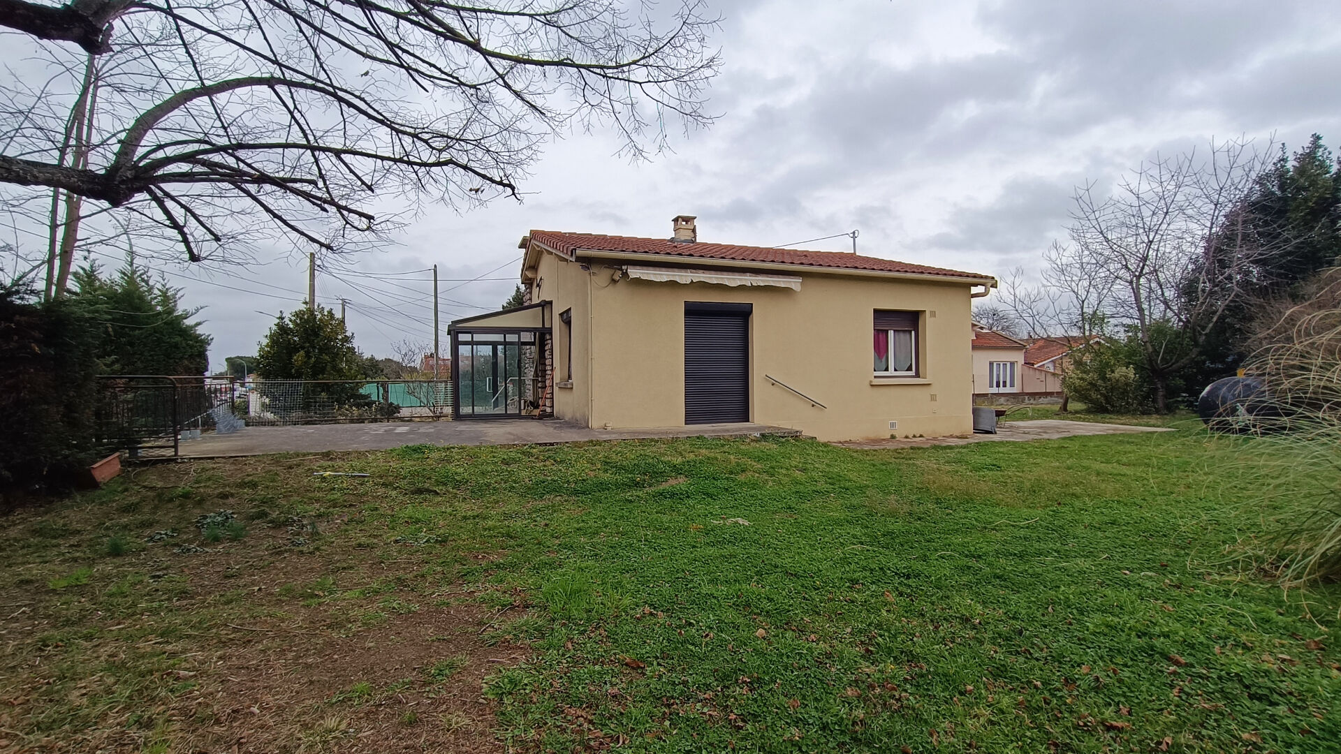 Maison avec garage et grand jardin