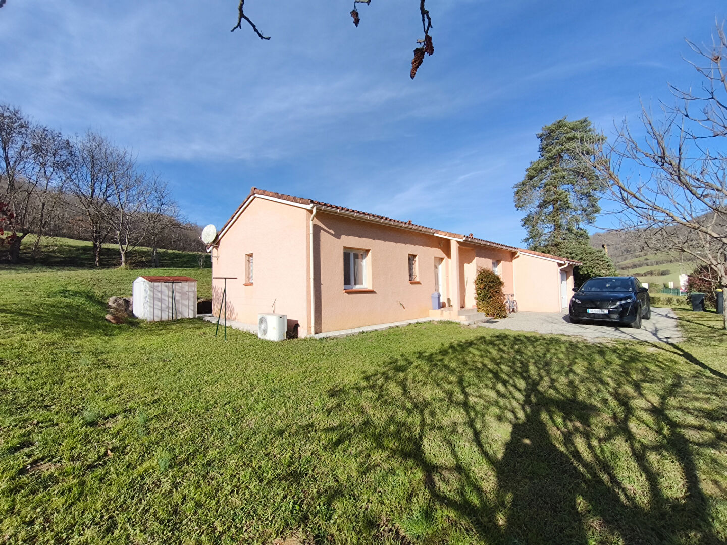 Villa avec garage et jardin