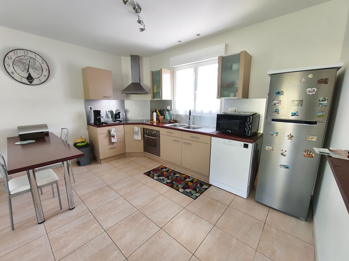 Villa avec garage et jardin