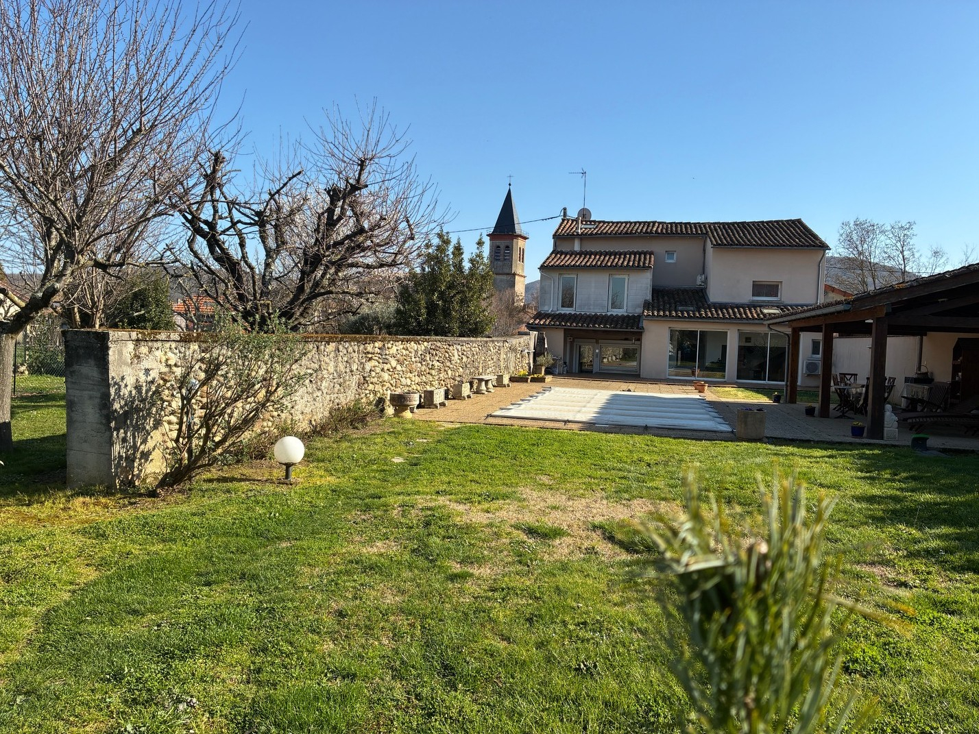 Maison rénovée avec 1900 m2 de terrain