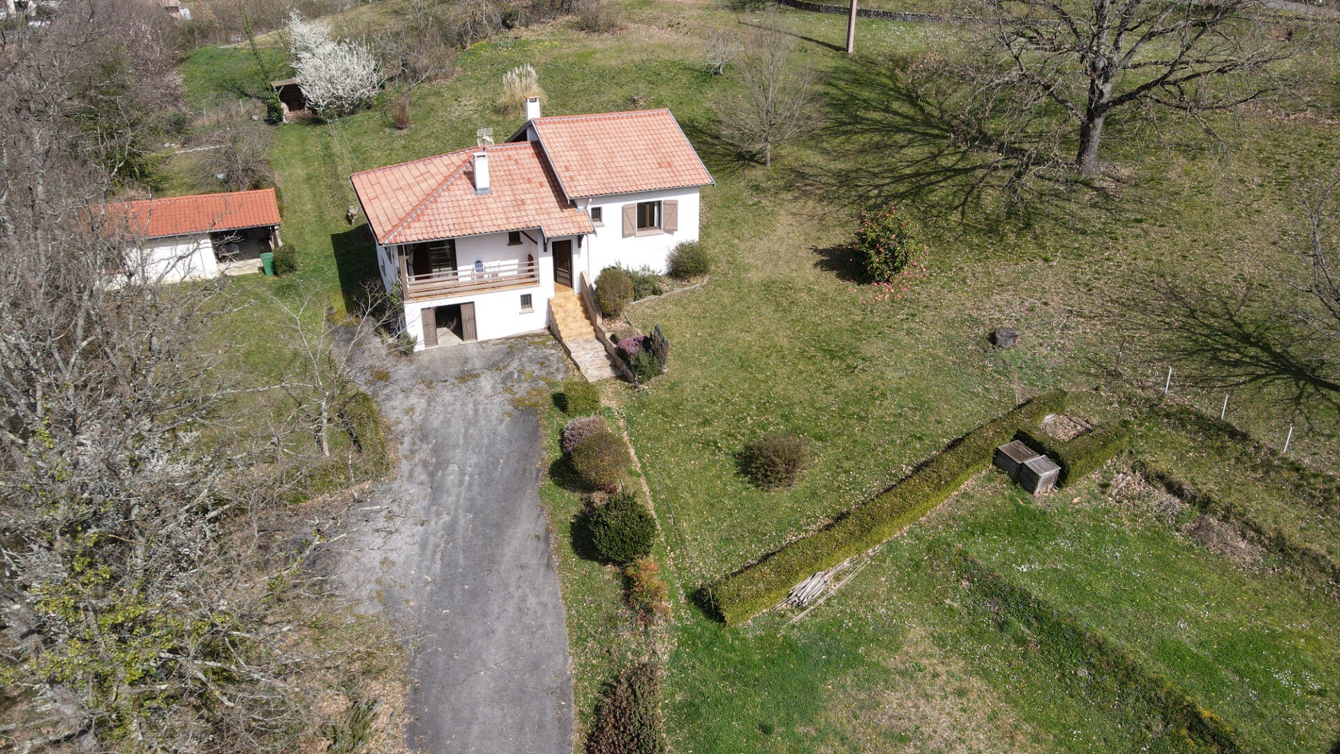 Maison avec grand garage et grand jardin