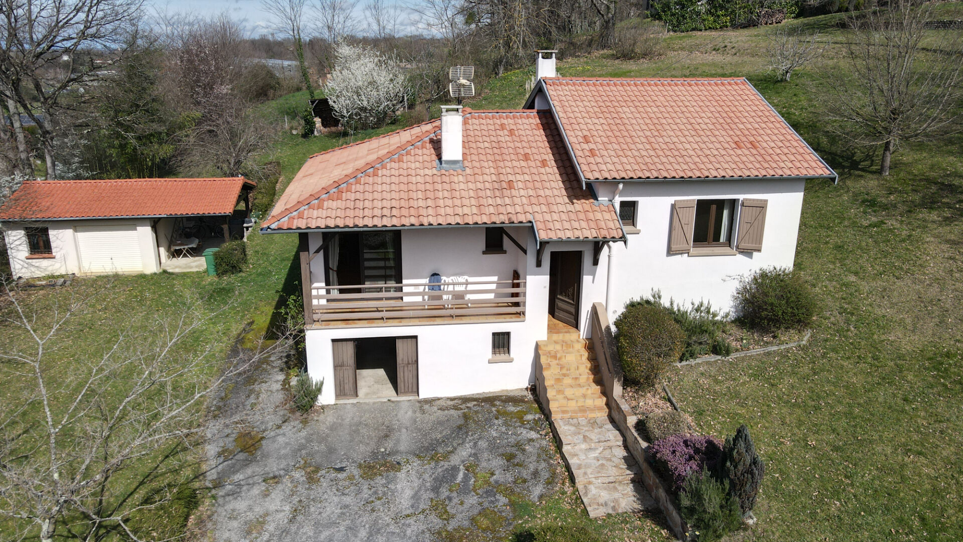 Maison avec grand garage et grand jardin