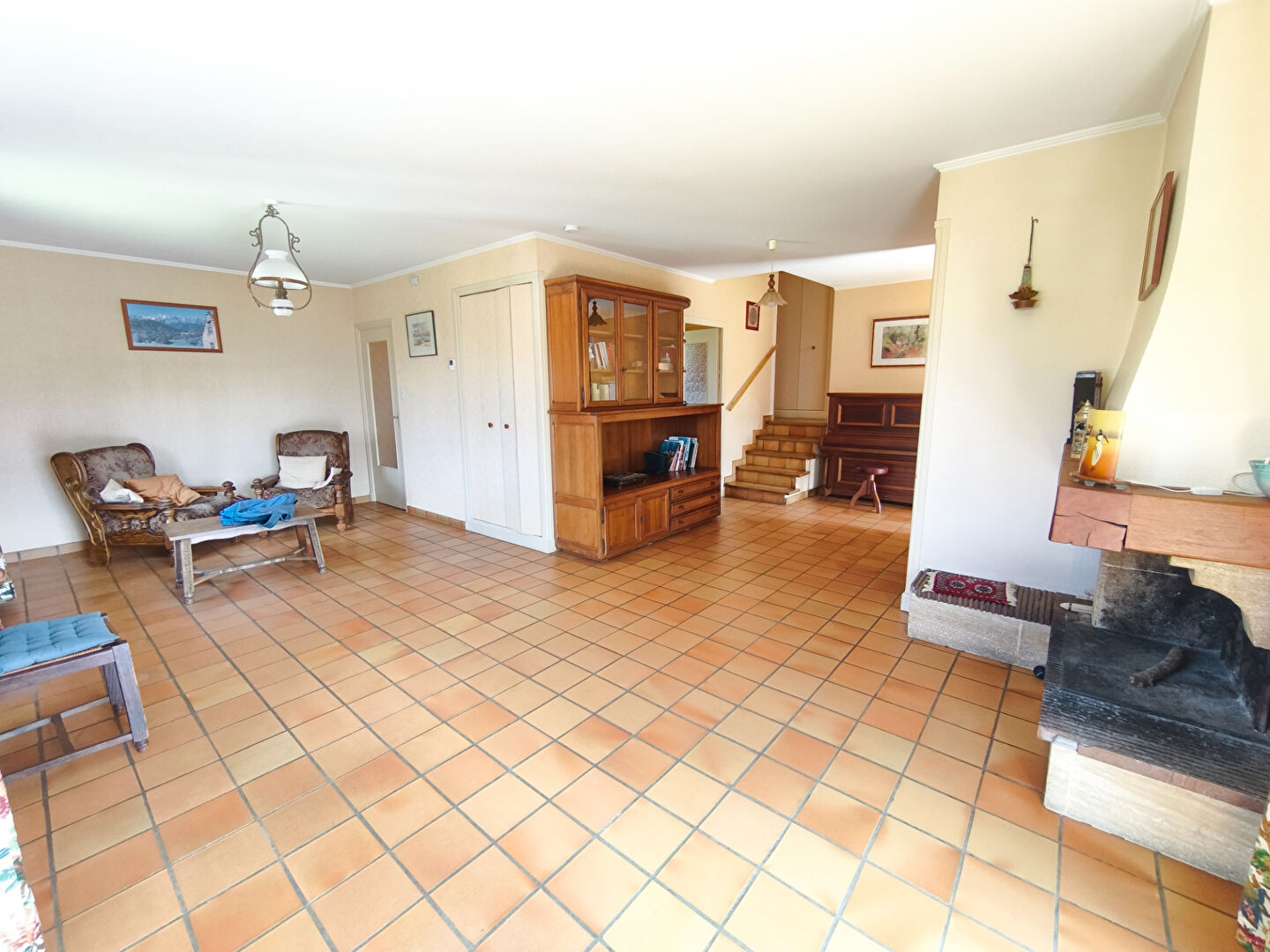 Maison avec grand garage et grand jardin