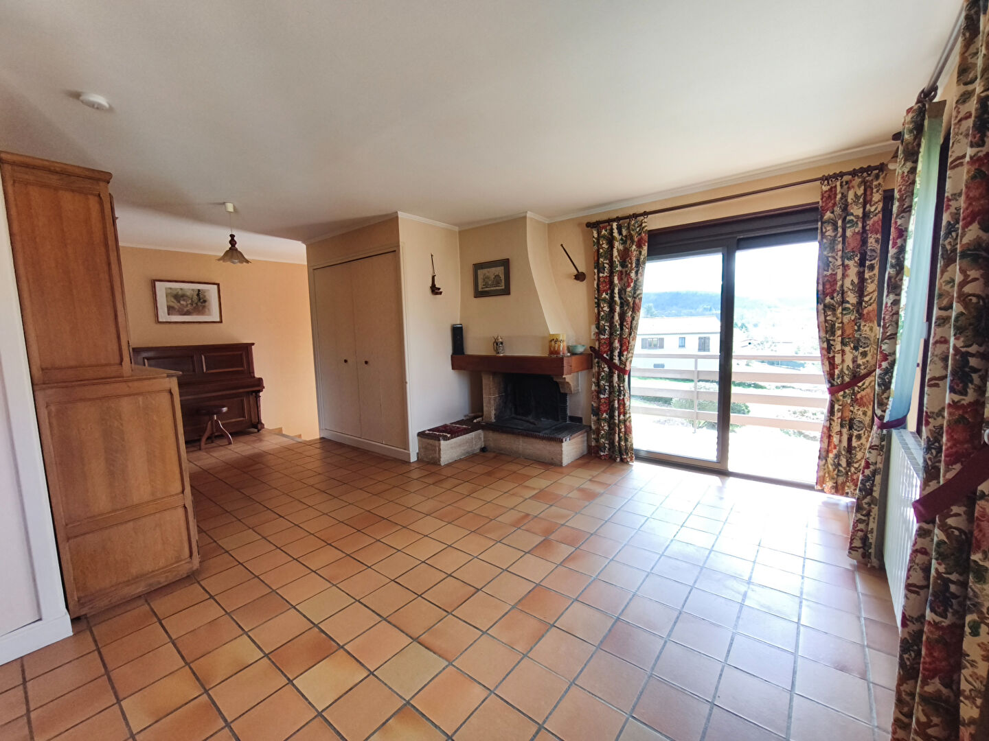 Maison avec grand garage et grand jardin